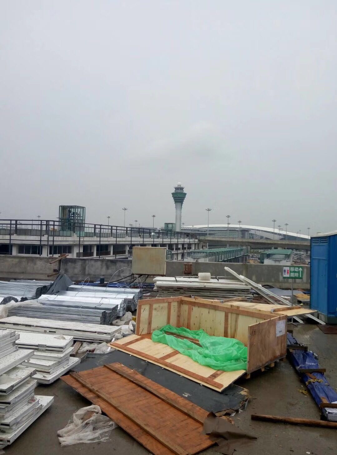 廣州白云機場三期改造航站樓電纜橋架進場(圖3) 廣州白云機場三期改造航站樓電纜橋架進場